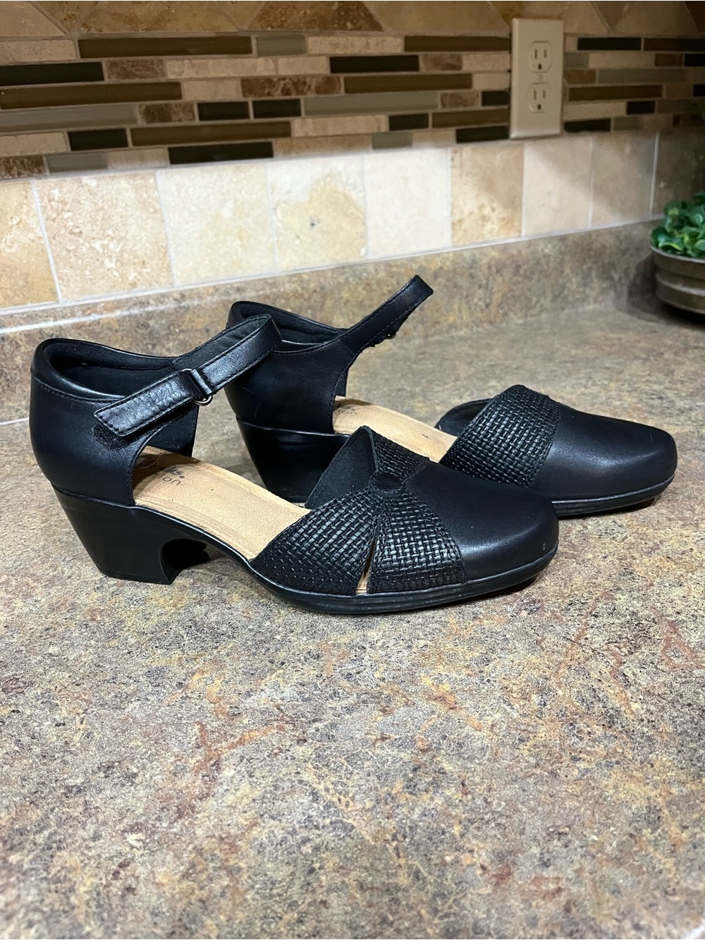 Clarks Women’s Black Leather Cutout Mary Jane Heels 8.5W Like New
